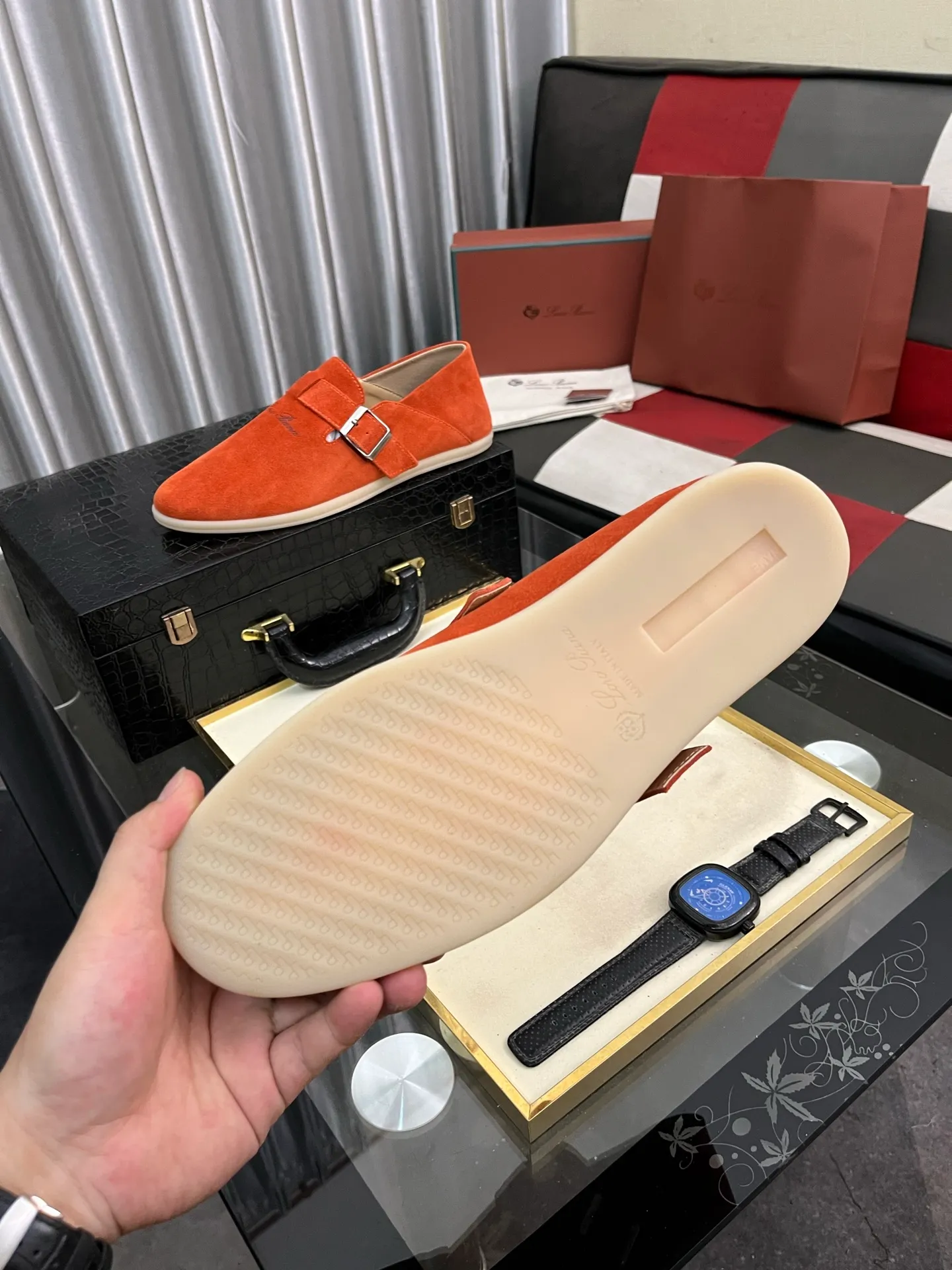Men's men's shoes 💰458⌚️⌚️ Loro Piana's classic hot model lp top version of Pili casual shoes. It turns out that these are the casual shoes that are said to be able to walk 20,000 steps without getting tired. This pair has both good looks and feel. You will be completely lost as soon as you put it on. The minimalist design is eye-catching and durable, and it is a bonus for dressing. The soft feeling on the feet has outstanding texture, and it is very nice without abrasion on the feet. The soft and waxy soles make it easy to wear for daily use for a long time. Who can resist a pair of versatile and good-looking loafers? Don't be too elegant at all, the feel and texture of the feet are good, the key is to make the legs look longer and not tire the feet, the main thing is that it is just right!        Material: Original cowhide Lining: Original sheepskin Outsole: Original sole Size: 38-44